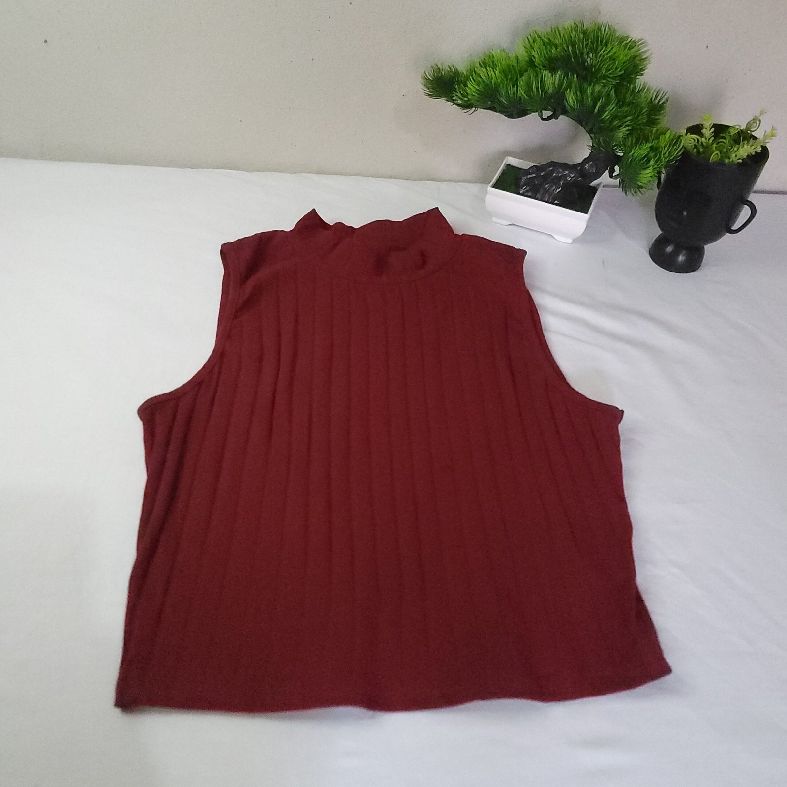 Codigo-101 Blusa Elegante Plisada Color Vino Sin Mangas - Talla XL - Imagen 2