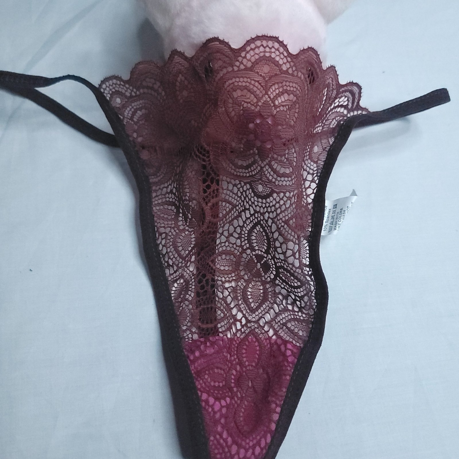 Codigo-111-Panty Hilo de Encaje Semitransparente Color Vino – Talla S - Imagen 3