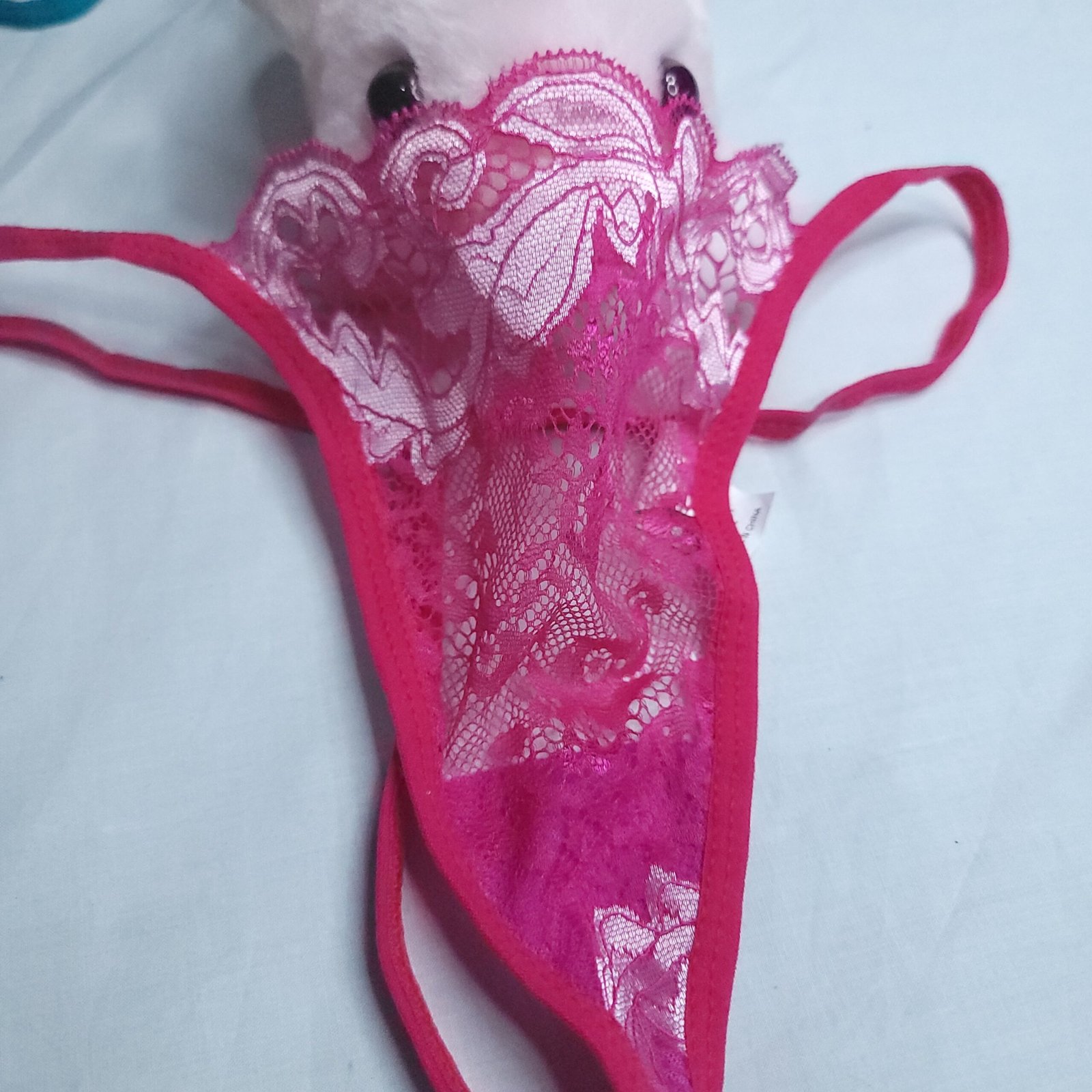 Codigo-111-Panty Hilo de Encaje Semitransparente Color Fucsia – Talla S - Imagen 2
