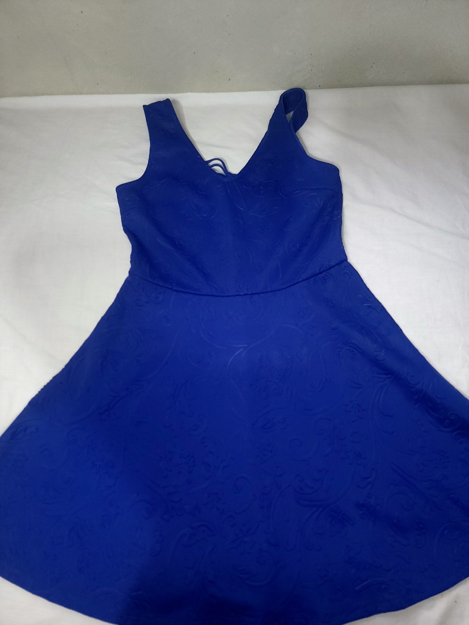 Vestido azul rey sin mangas con detalle en el escote – Talla L - Imagen 4