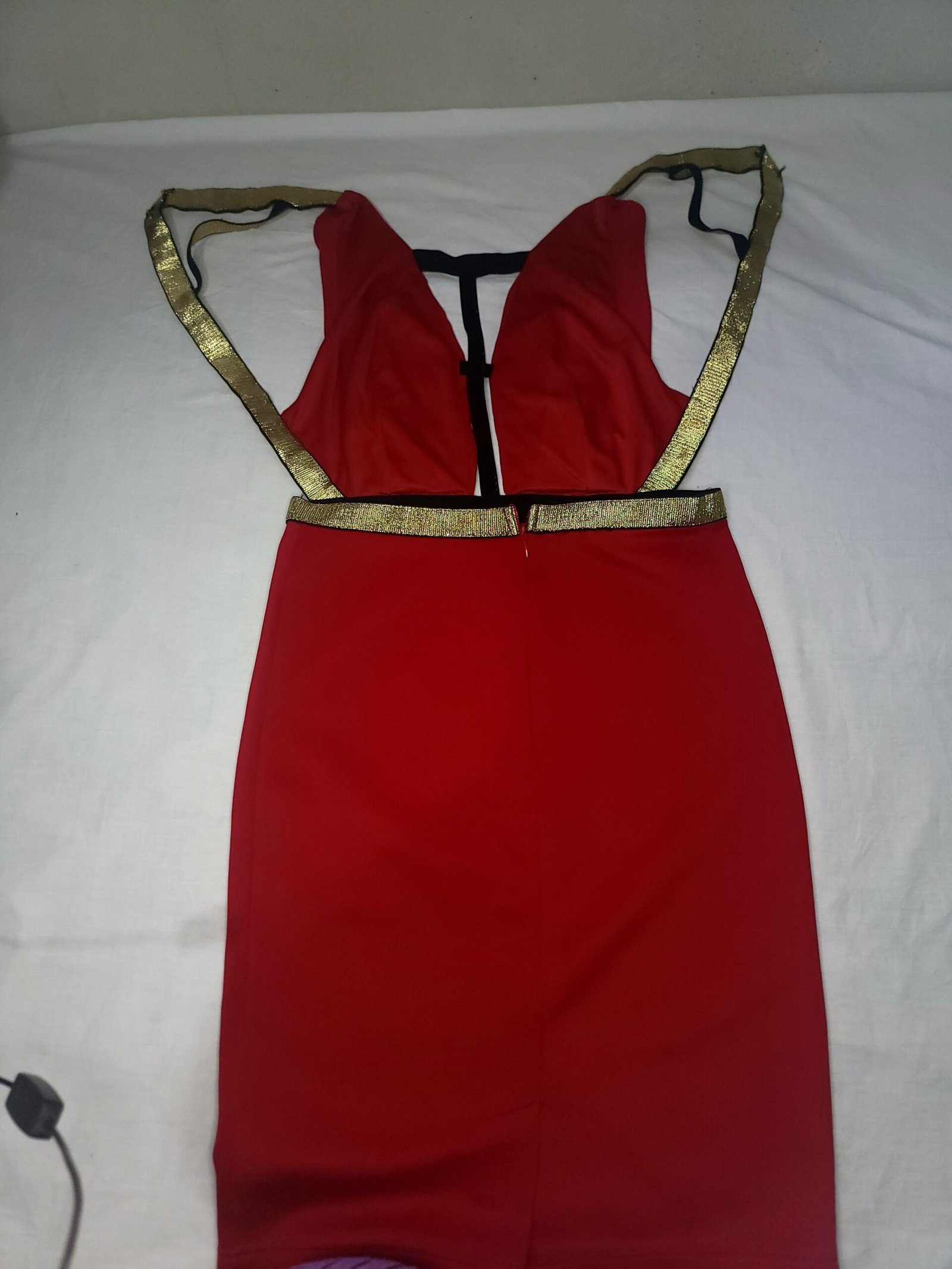 Vestido rojo midi con tirantes dorados y escote profundo – Talla S/M - Imagen 4