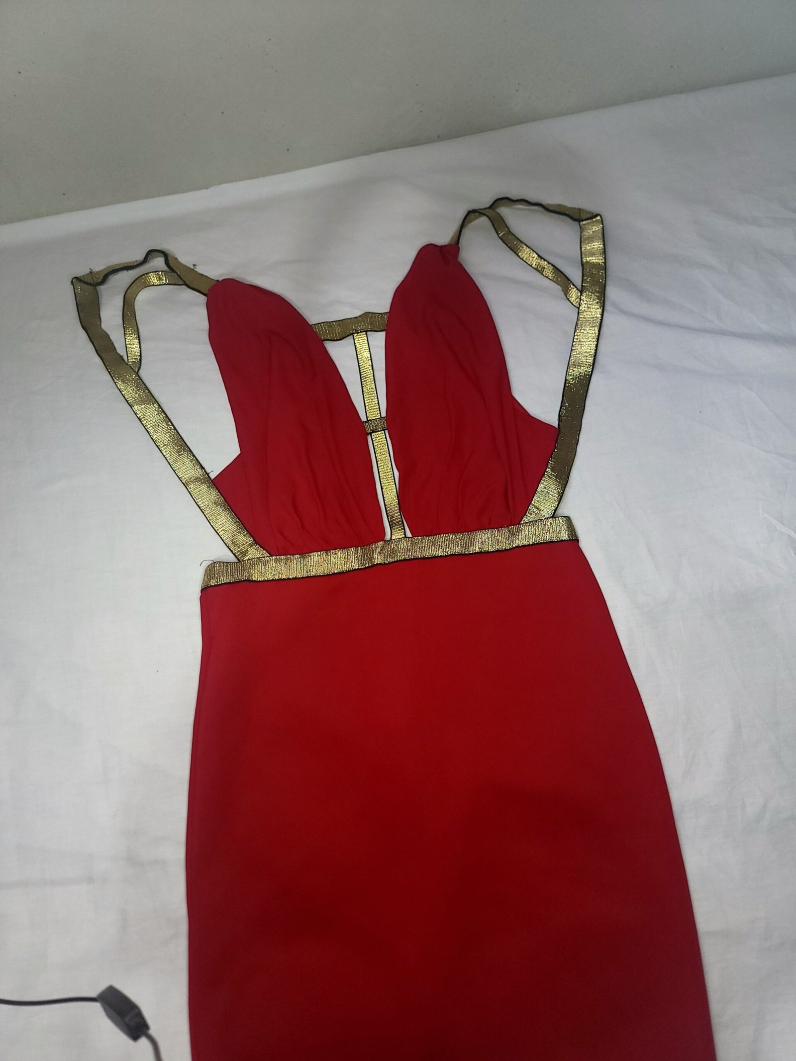 Vestido rojo midi con tirantes dorados y escote profundo – Talla S/M - Imagen 3