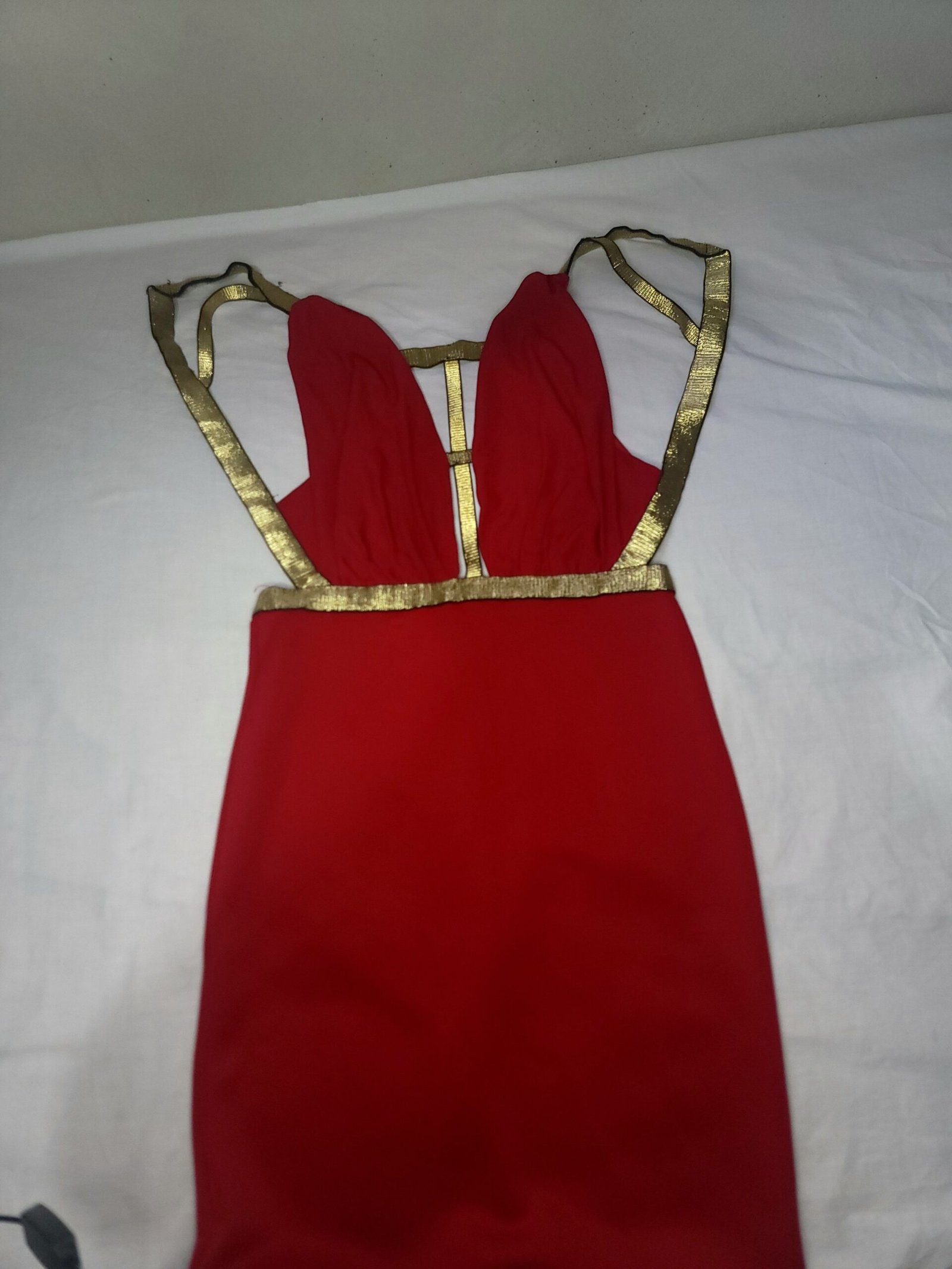 Vestido rojo midi con tirantes dorados y escote profundo – Talla S/M - Imagen 2