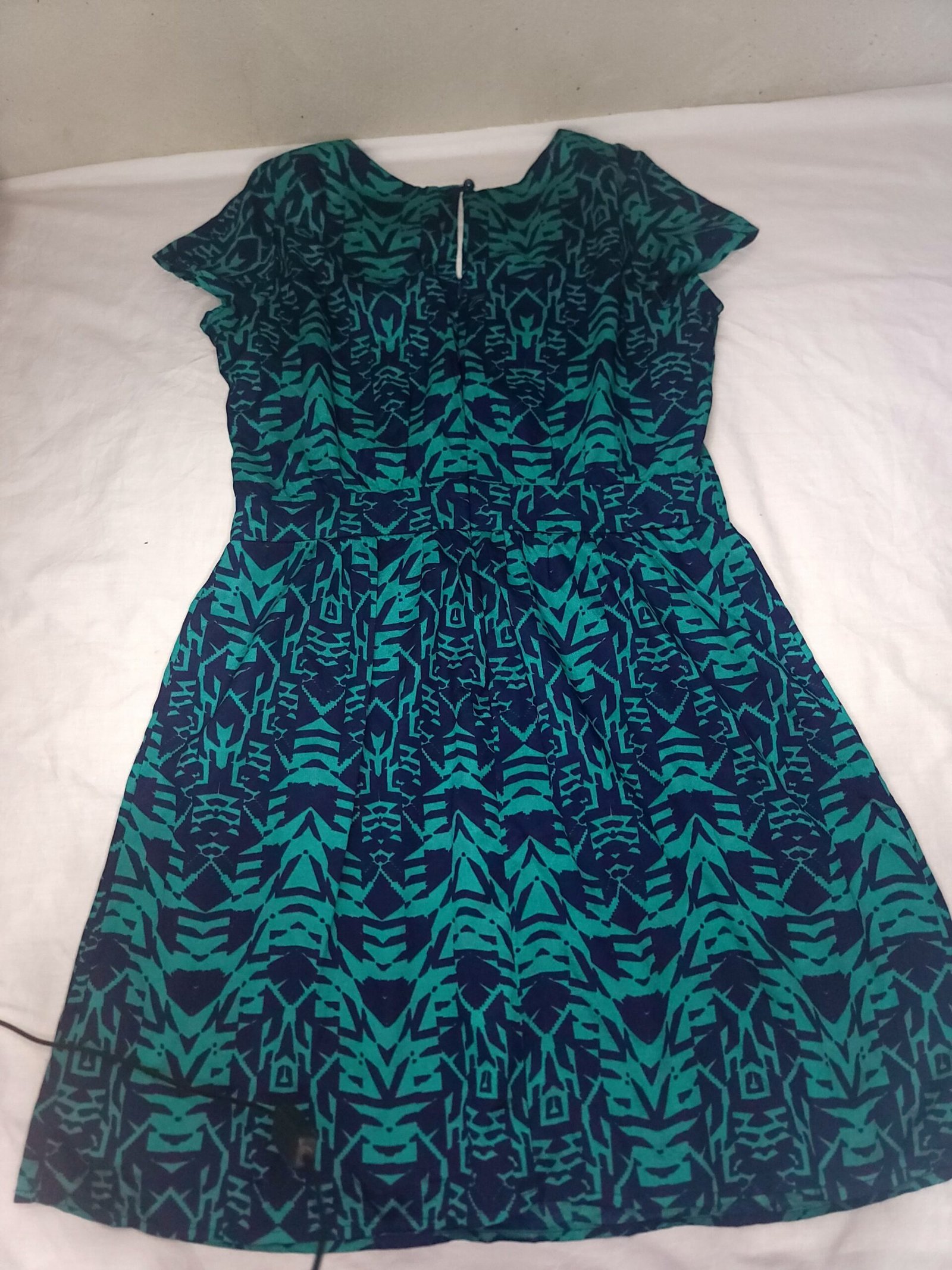 Vestido estampado verde turquesa y azul marino de manga corta – Talla L - Imagen 2