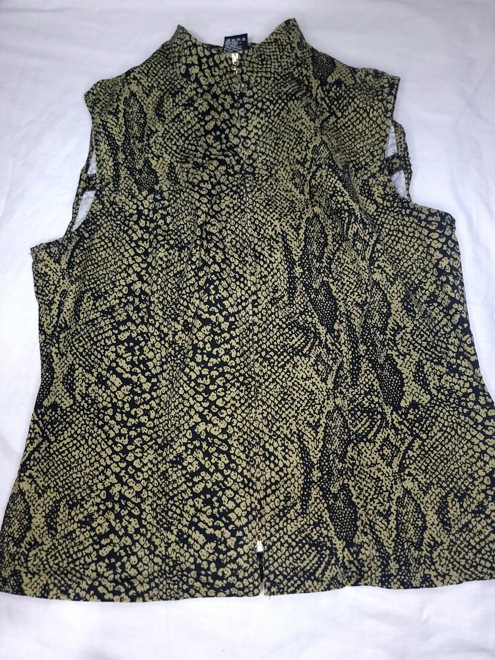 Camisa estampada verde oliva con cremallera – Talla 8 - Imagen 2
