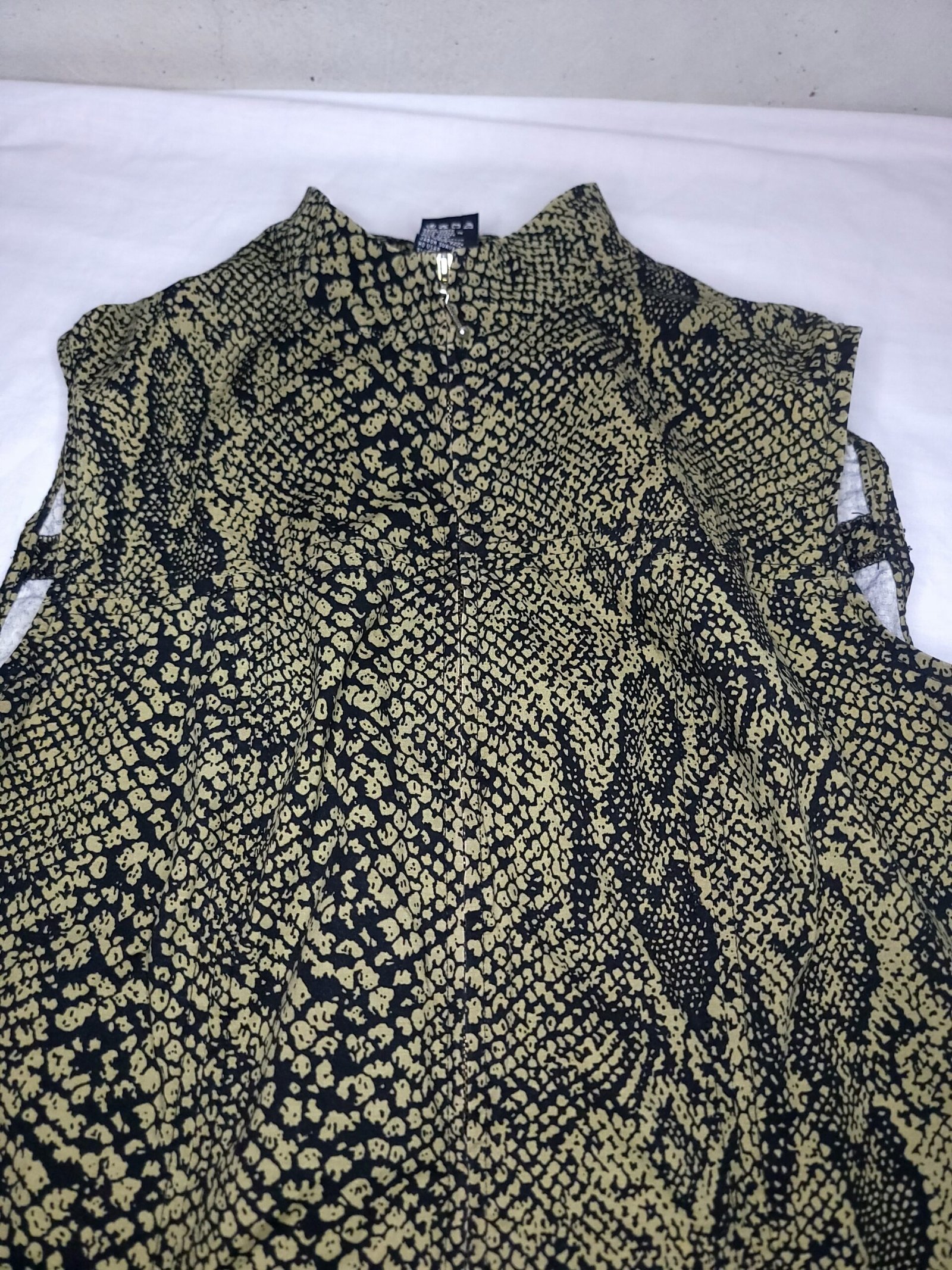 Camisa estampada verde oliva con cremallera – Talla 8 - Imagen 3