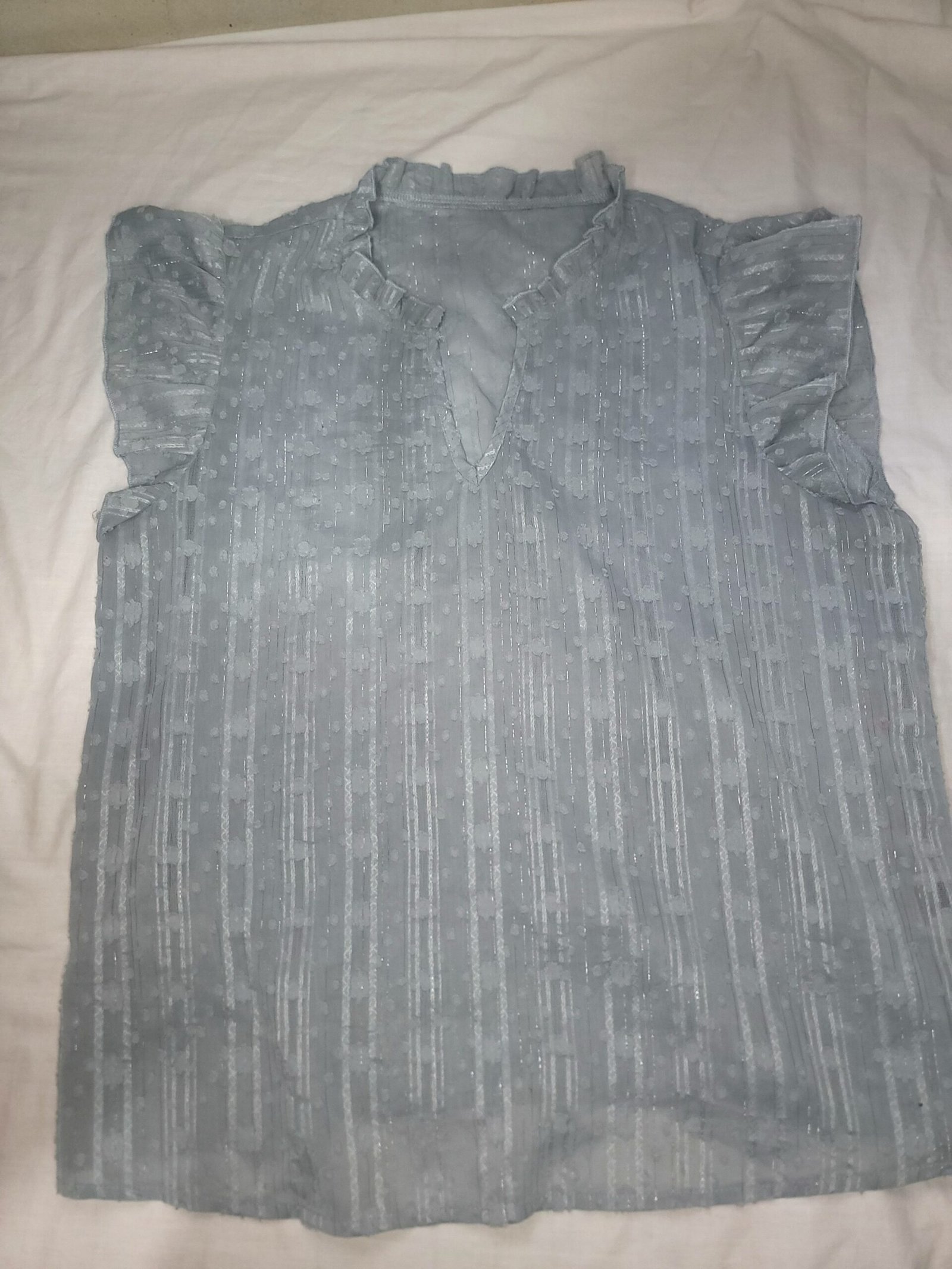 Blusa gris claro con textura y cuello de volantes – Talla L - Imagen 2