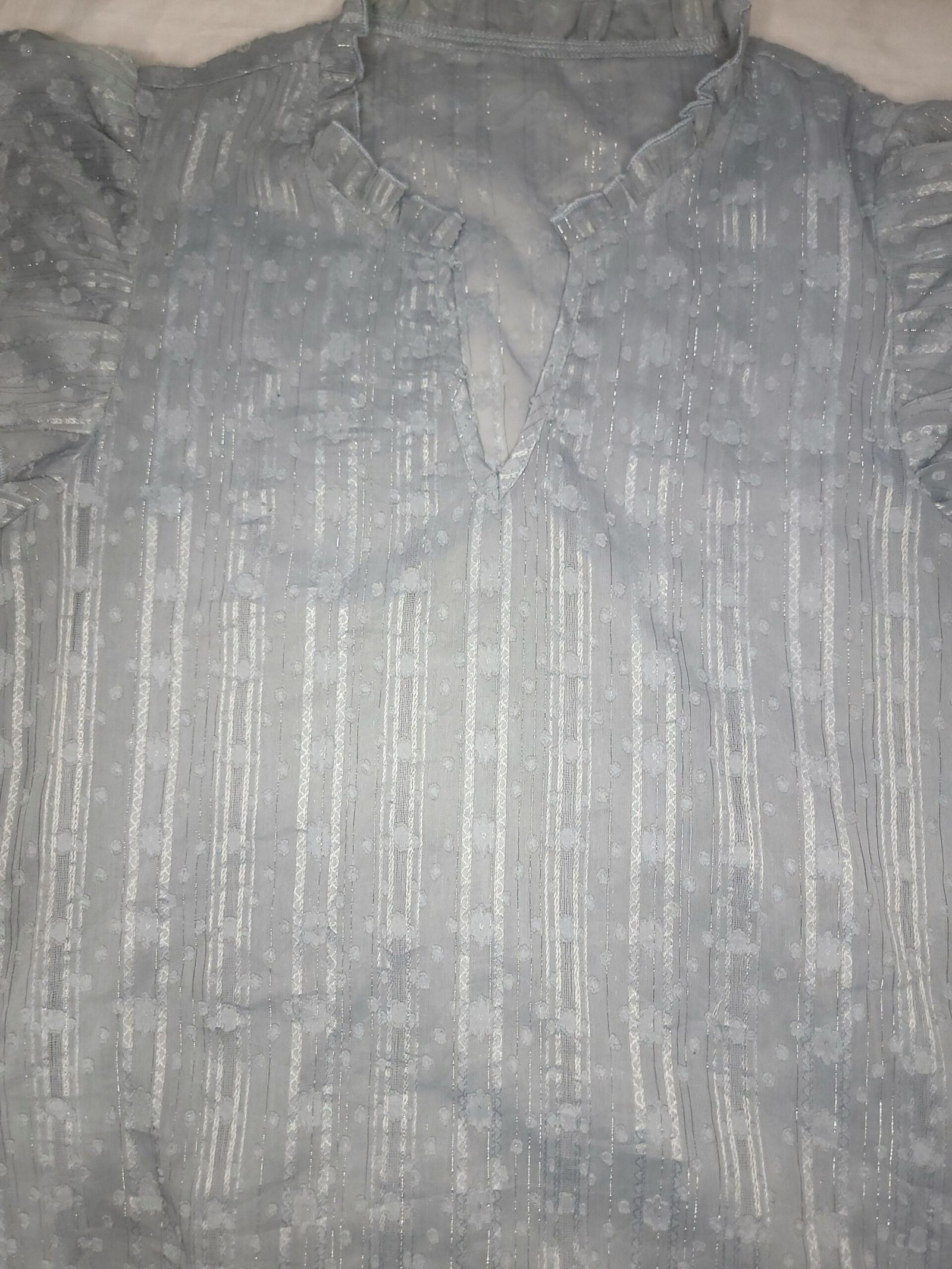 Blusa gris claro con textura y cuello de volantes – Talla L - Imagen 3