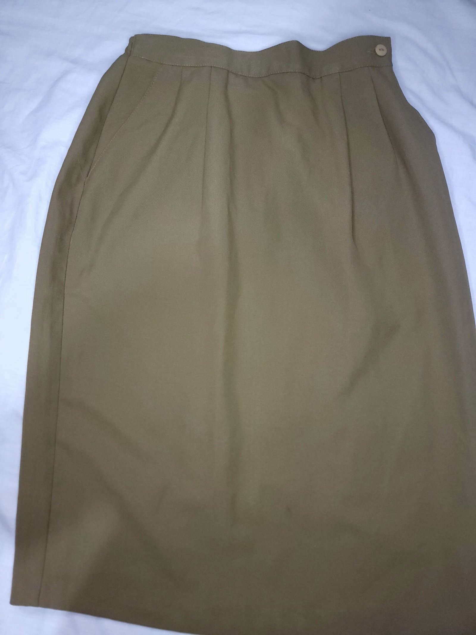 Falda recta color caqui con pliegues delanteros – Talla 6P - Imagen 3