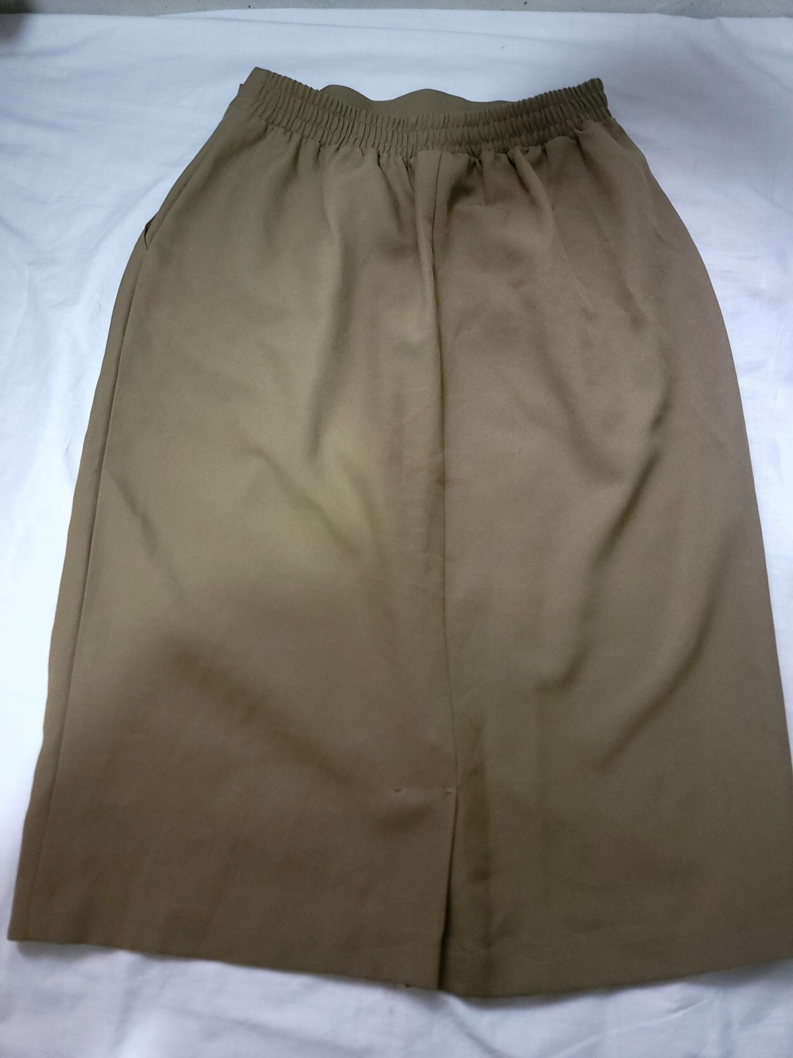 Falda recta color caqui con pliegues delanteros – Talla 6P - Imagen 2