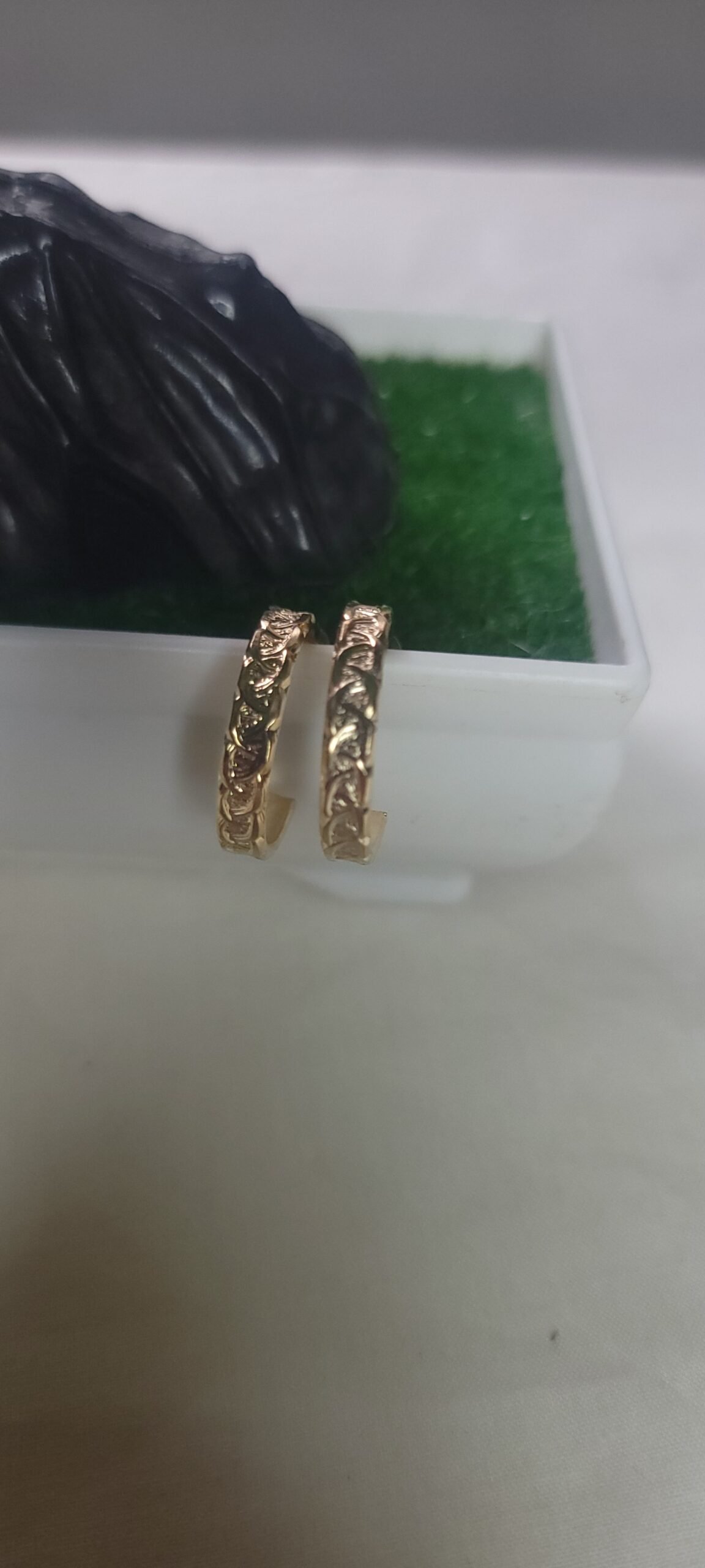 Aretes de Aro con Diseño Grabado Decorativo - Imagen 2