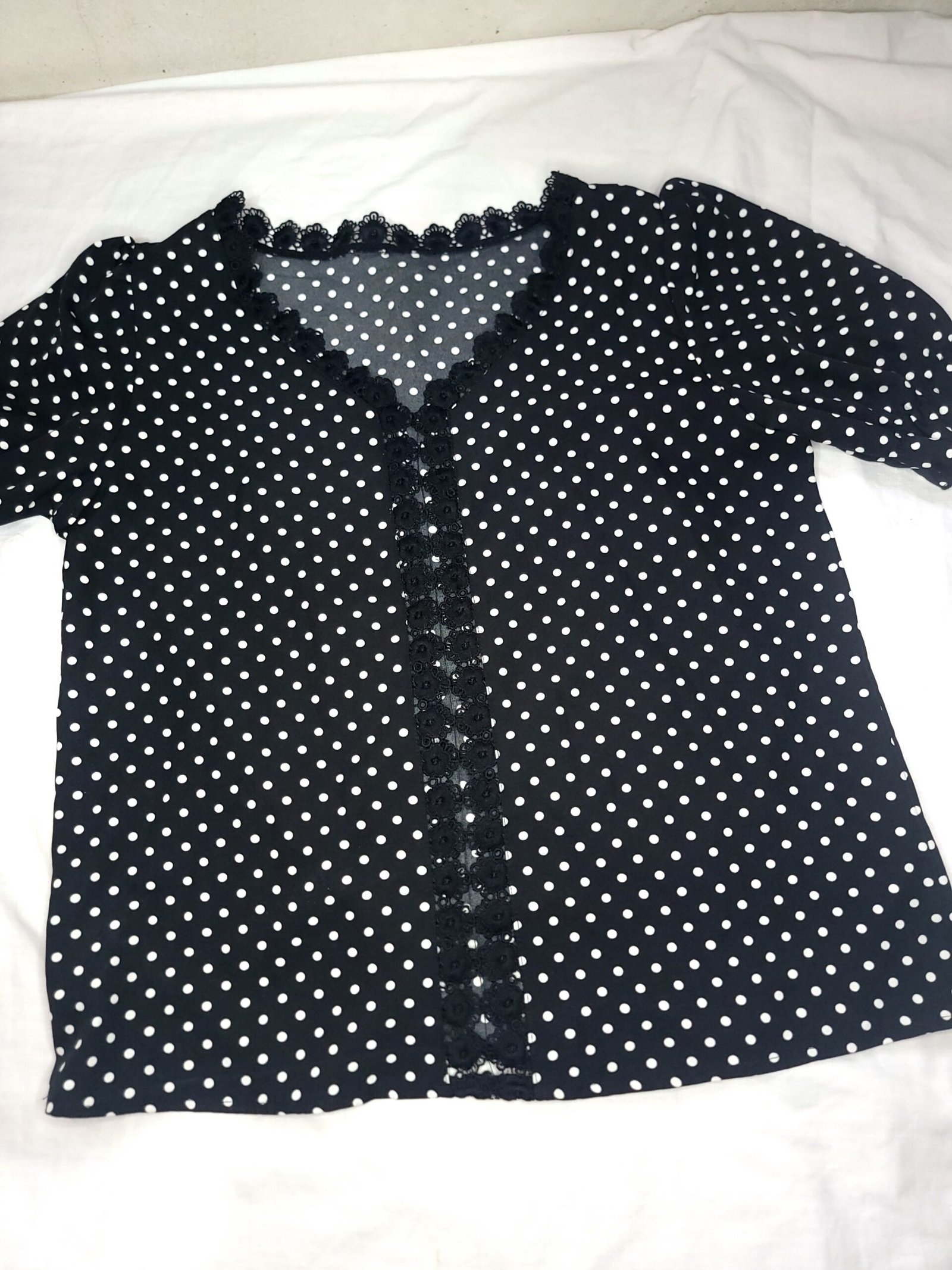 Blusa de Lunares con Detalles de Encaje