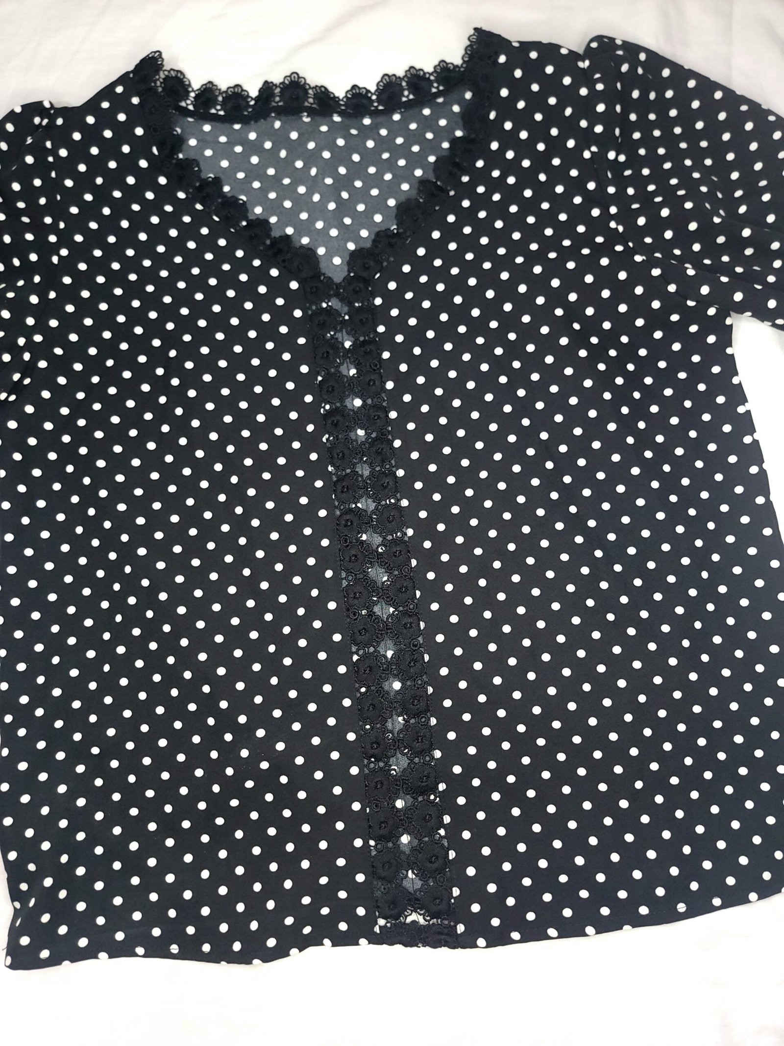 Blusa de Lunares con Detalles de Encaje - Imagen 2