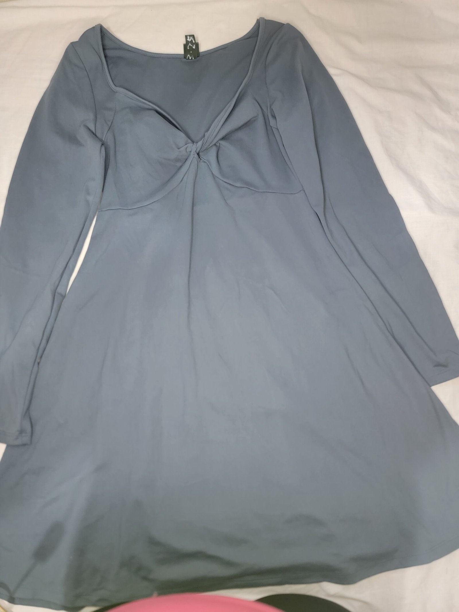 Vestido Corto de Manga Larga con Detalle de Nudo Frontal - Imagen 2
