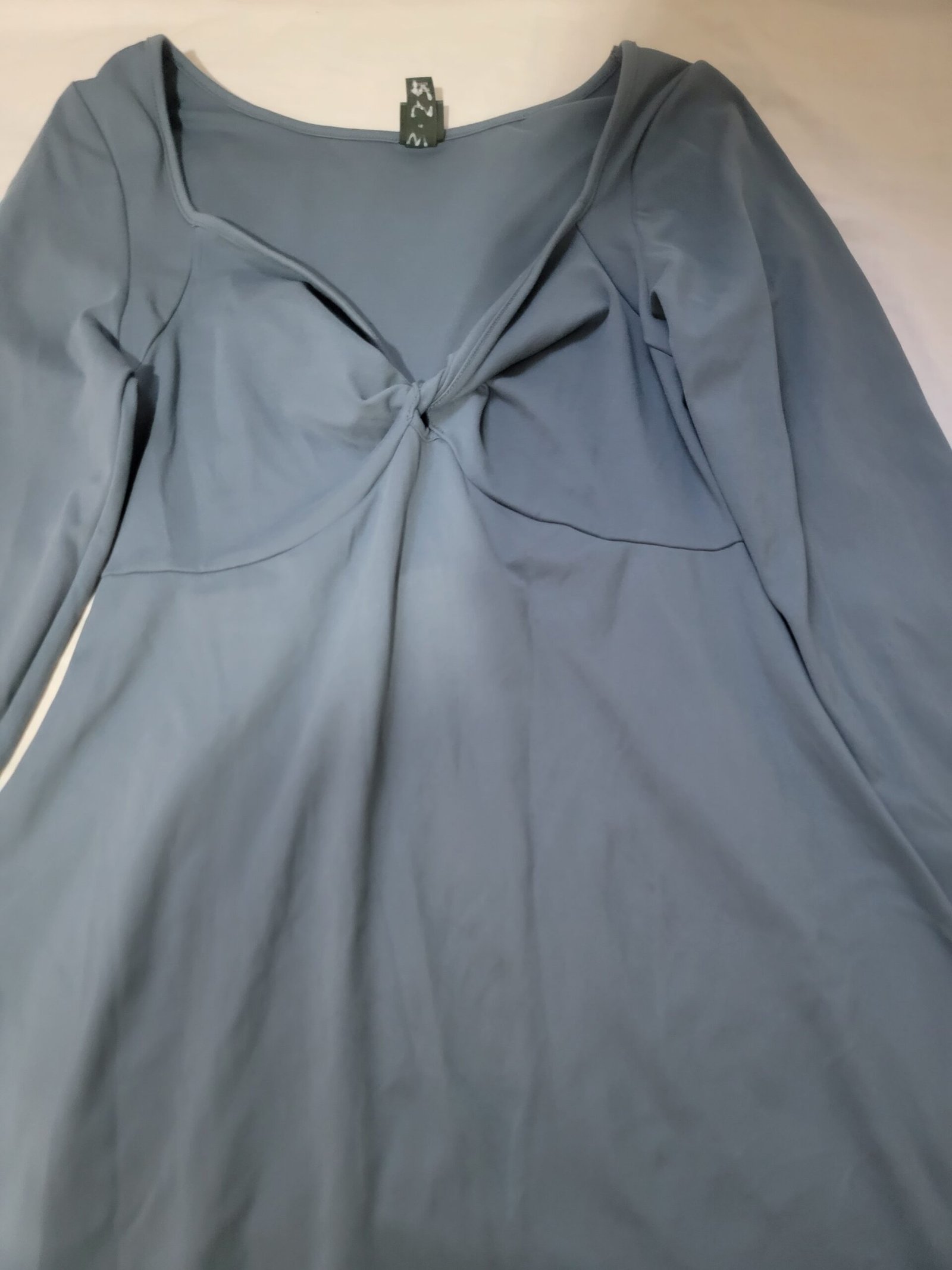 Vestido Corto de Manga Larga con Detalle de Nudo Frontal - Imagen 3
