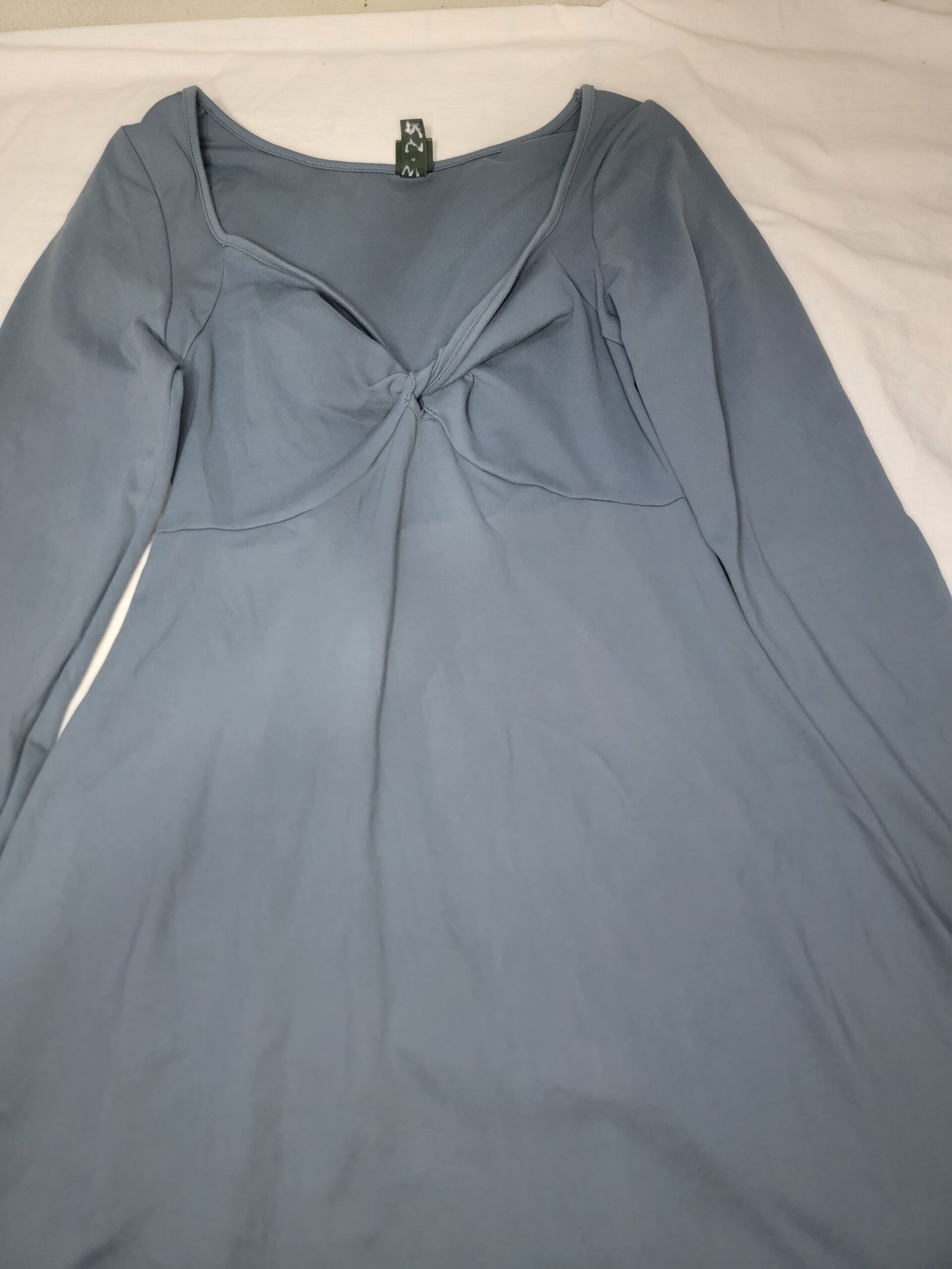 Vestido Corto de Manga Larga con Detalle de Nudo Frontal - Imagen 4
