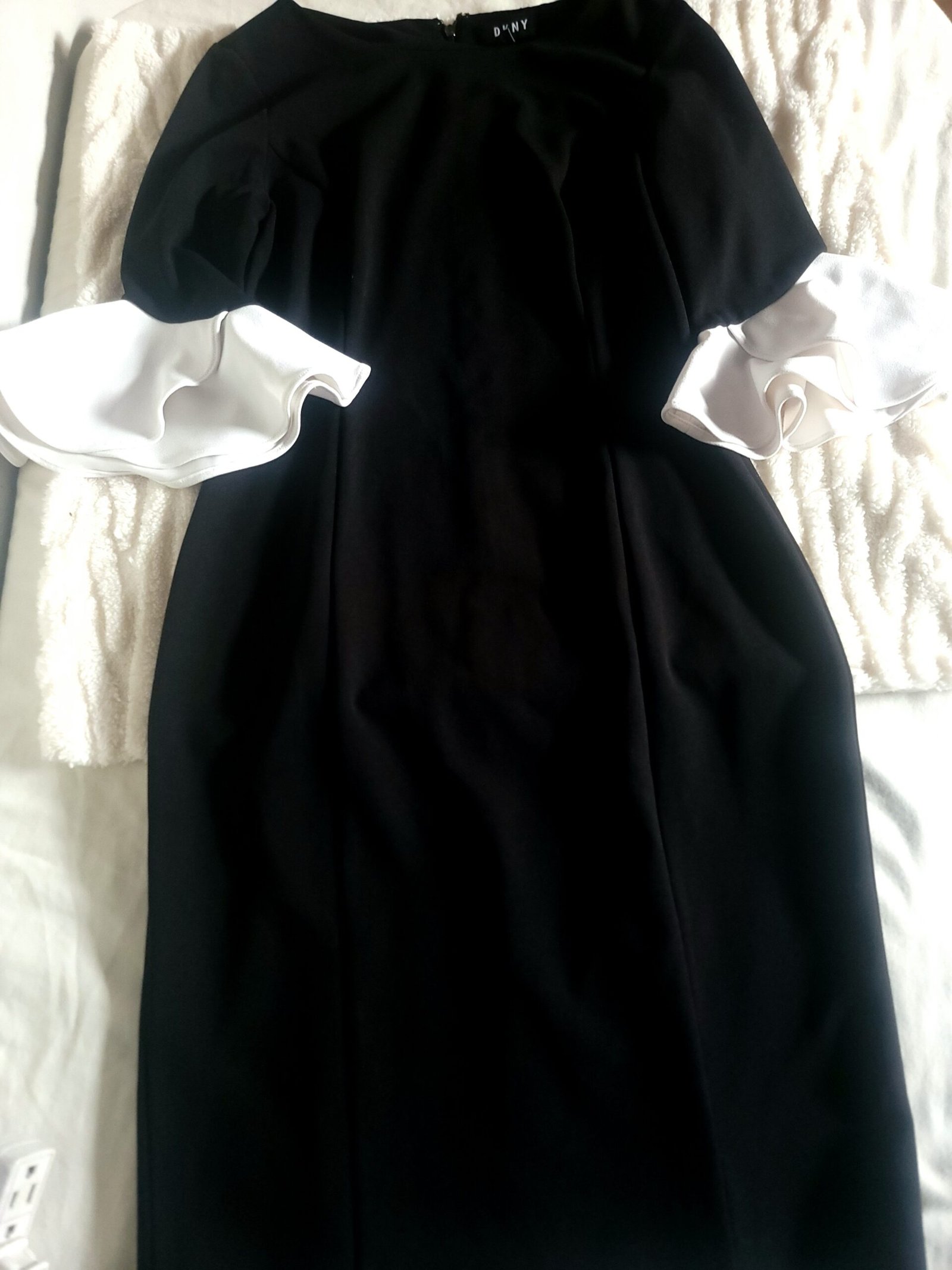 Vestido Entallado con Mangas Acampanadas de Contraste - Imagen 2