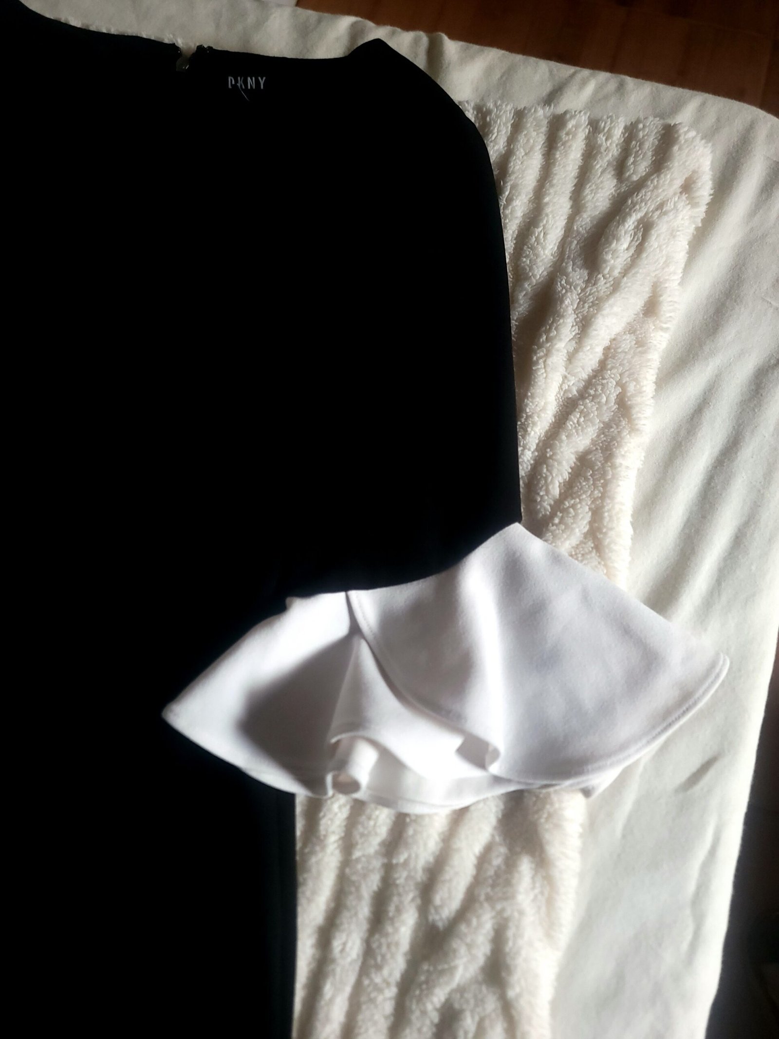 Vestido Entallado con Mangas Acampanadas de Contraste - Imagen 3