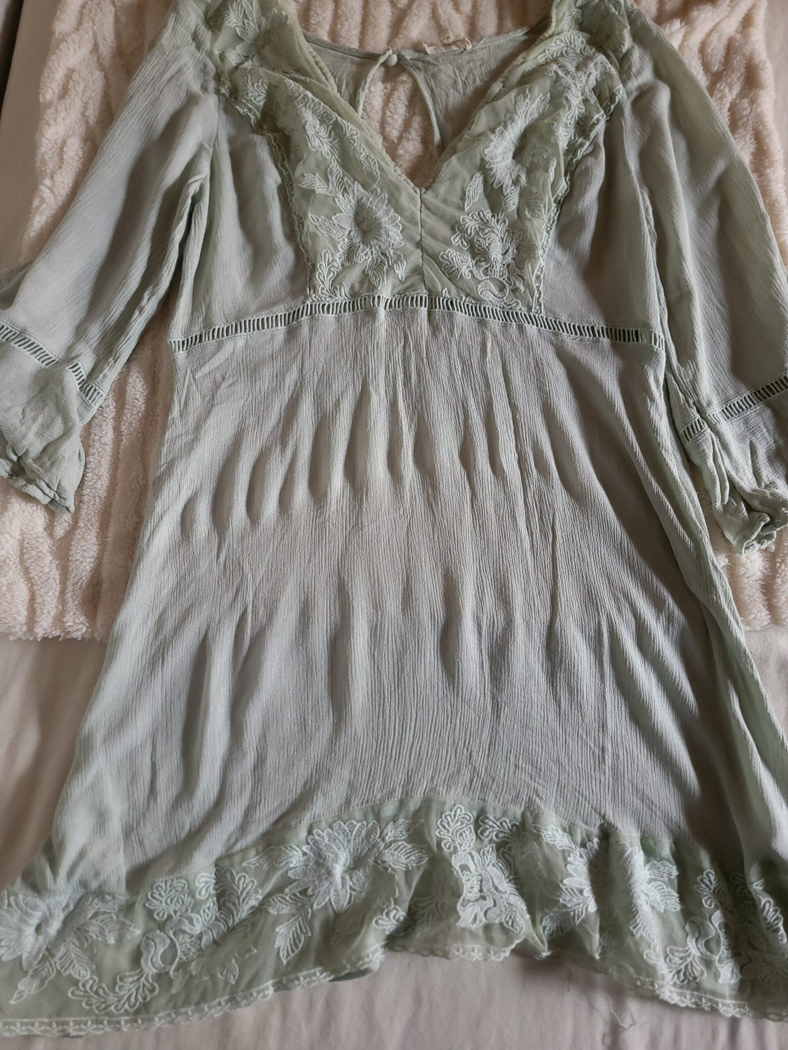 Vestido Corto con Encaje Floral y Mangas Acampanadas - Imagen 2