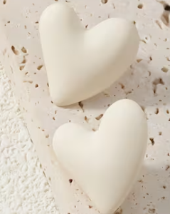Aretes femeninos con diseño de corazón
