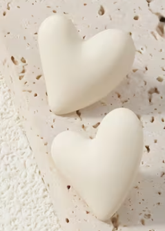 Aretes femeninos con diseño de corazón