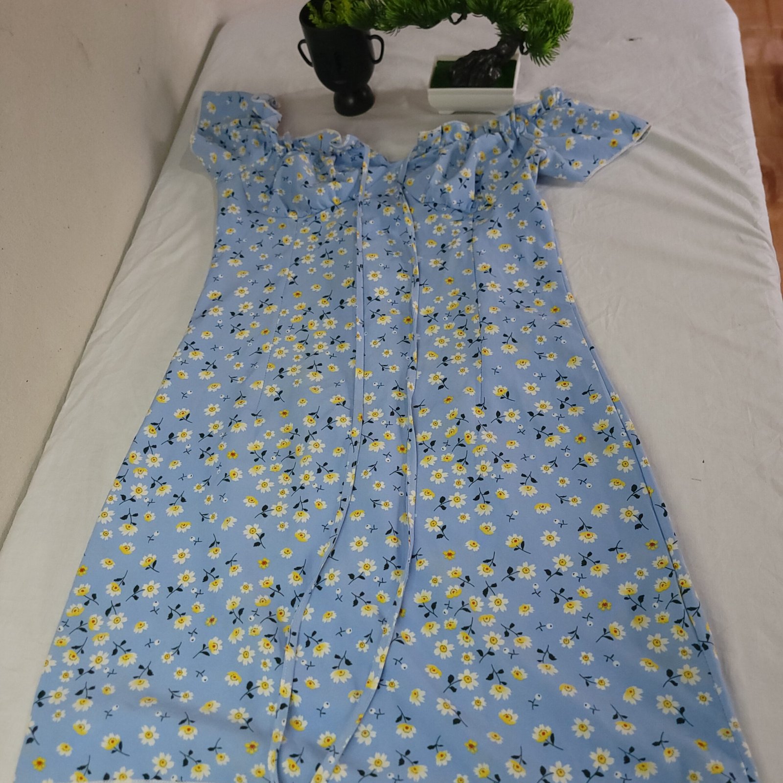 Vestido Azul Claro Floral con Mangas Cortas - Imagen 2