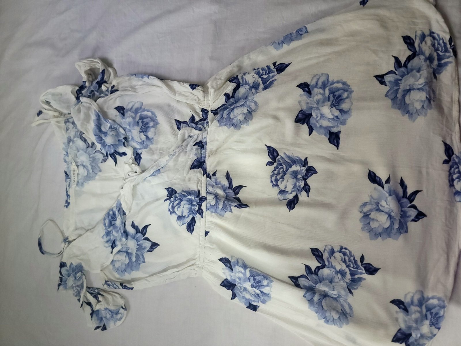 Vestido blanco con flores azules - Imagen 2