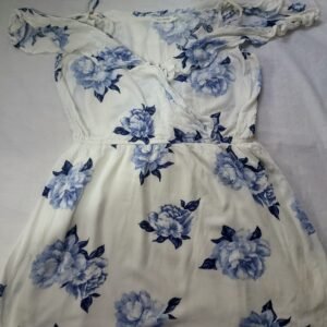 Vestido blanco con flores azules