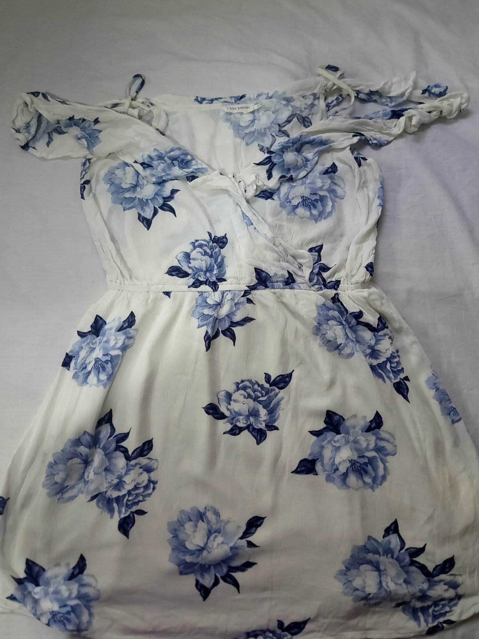Vestido blanco con flores azules