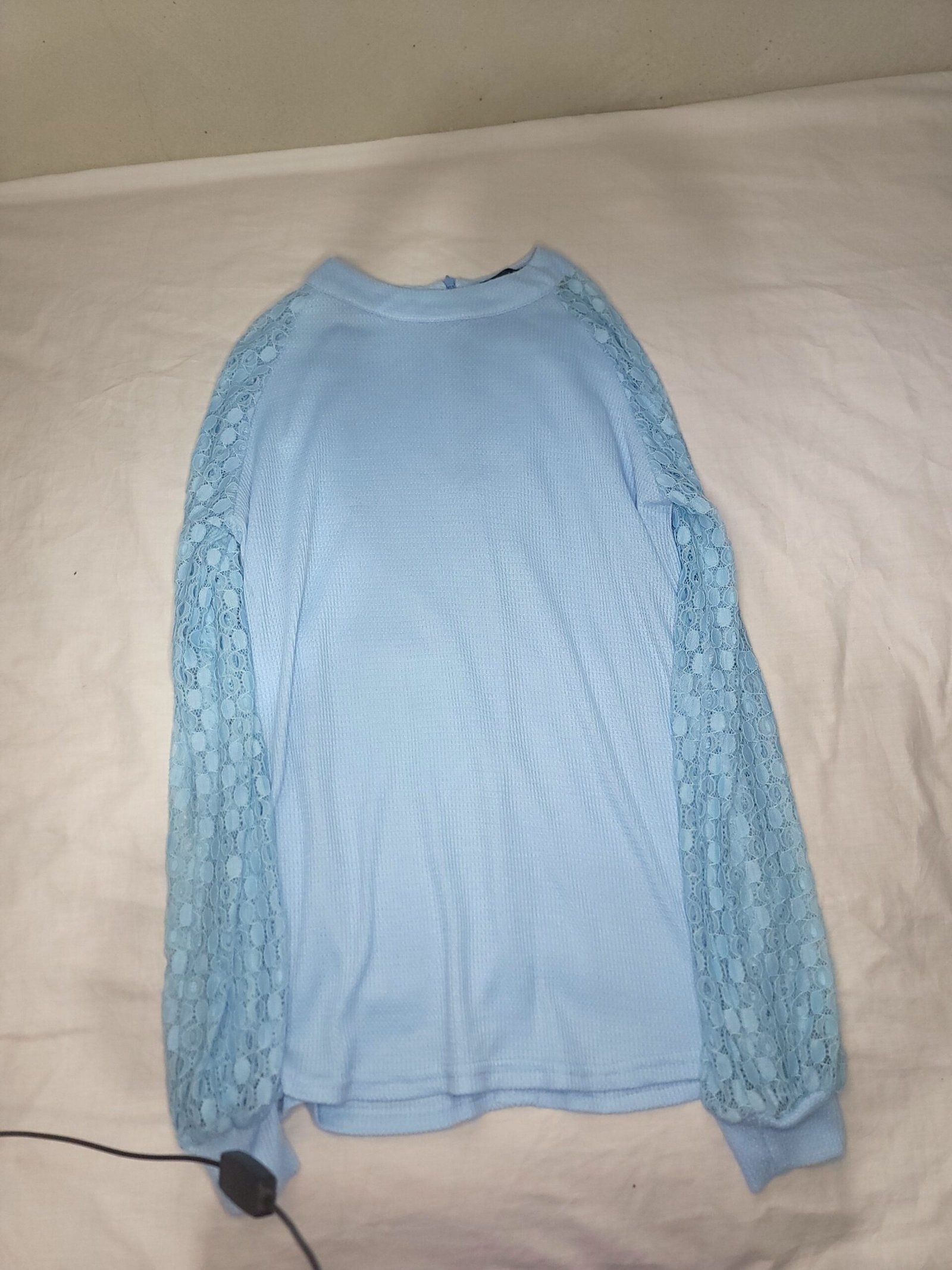 Blusa celeste con mangas de encaje - Imagen 2
