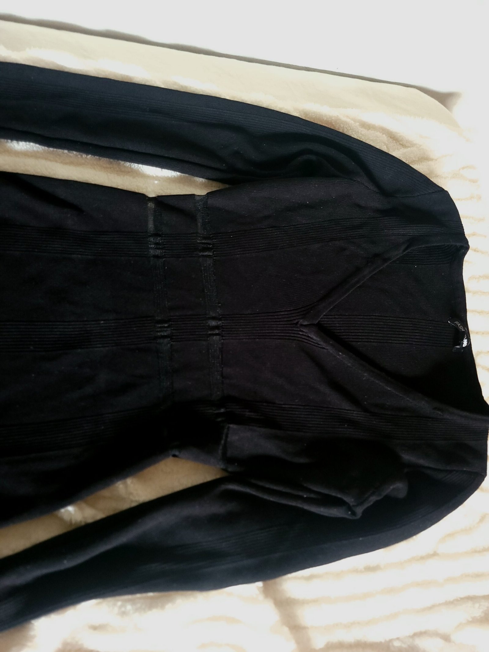Vestido Negro de Manga Larga - Imagen 3