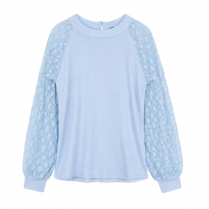 Blusa celeste con mangas de encaje