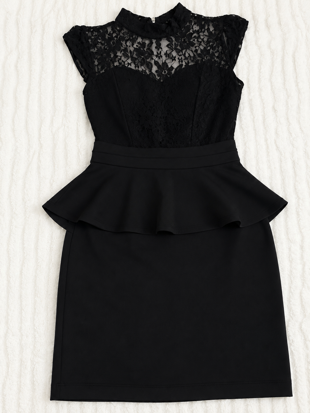 Vestido Corto con Encaje Floral y Falda Peplum - Imagen 2